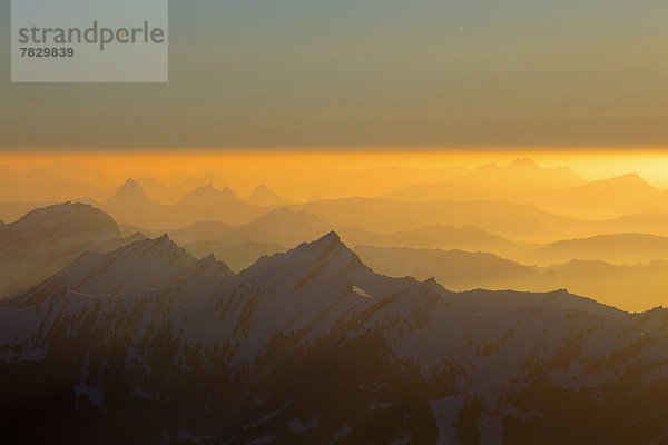 Panorama  Europa  Schneedecke  Berg  Winter  Sonnenuntergang  Himmel  Dunst  Schnee  Nebel  Alpen  Ansicht  Westalpen  Abenddämmerung  Bergmassiv  schweizerisch  Schweiz  Dämmerung