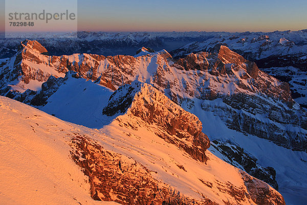 Panorama  Europa  Schneedecke  Berg  Winter  Berggipfel  Gipfel  Spitze  Spitzen  Schnee  Alpen  Ansicht  Westalpen  Bergmassiv  schweizerisch  Schweiz
