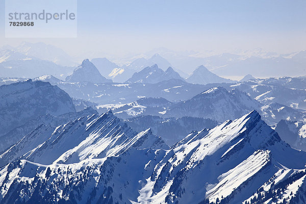 Kälte  Panorama  Europa  Schneedecke  Berg  Winter  Berggipfel  Gipfel  Spitze  Spitzen  Himmel  Dunst  Schnee  Nebel  Alpen  blau  Ansicht  Sonnenlicht  Westalpen  Bergmassiv  schweizerisch  Schweiz