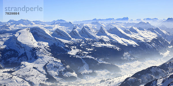 Kälte  Panorama  Europa  Schneedecke  Berg  Winter  Berggipfel  Gipfel  Spitze  Spitzen  Himmel  Dunst  Schnee  Nebel  Alpen  blau  Ansicht  Sonnenlicht  Westalpen  Bergmassiv  schweizerisch  Schweiz