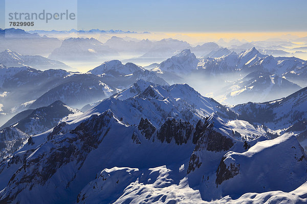 Panorama  Europa  Schneedecke  Berg  Winter  Sonnenuntergang  Himmel  Dunst  Schnee  Nebel  Alpen  blau  Ansicht  Sonnenlicht  Westalpen  Abenddämmerung  Bergmassiv  Mattstock  schweizerisch  Schweiz  Dämmerung