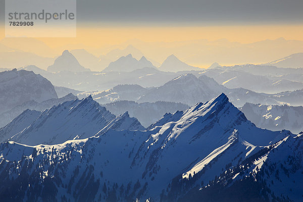Panorama  Europa  Schneedecke  Berg  Winter  Berggipfel  Gipfel  Spitze  Spitzen  Sonnenuntergang  Himmel  Dunst  Schnee  Nebel  Alpen  blau  Ansicht  Westalpen  Abenddämmerung  Bergmassiv  schweizerisch  Schweiz  Dämmerung