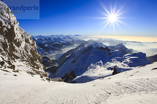 Kälte  Panorama  sternförmig  Europa  Schneedecke  Berg  Winter  Sonnenstrahl  Himmel  Schnee  Alpen  blau  Ansicht  Sonnenlicht  Westalpen  Bergmassiv  Sonne  schweizerisch  Schweiz