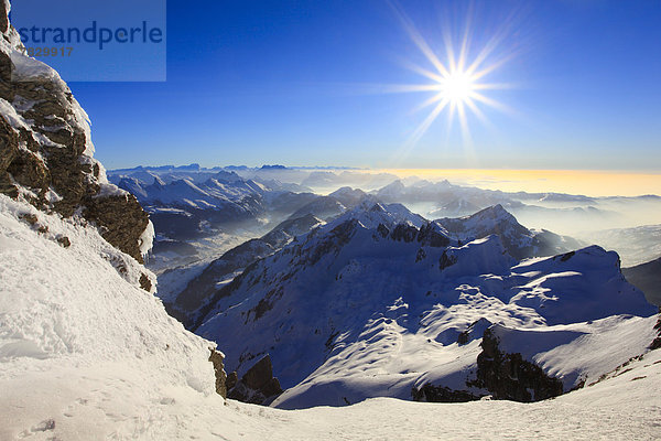 Kälte  Panorama  sternförmig  Europa  Schneedecke  Berg  Winter  Sonnenstrahl  Himmel  Schnee  Alpen  blau  Ansicht  Sonnenlicht  Westalpen  Bergmassiv  Sonne  schweizerisch  Schweiz