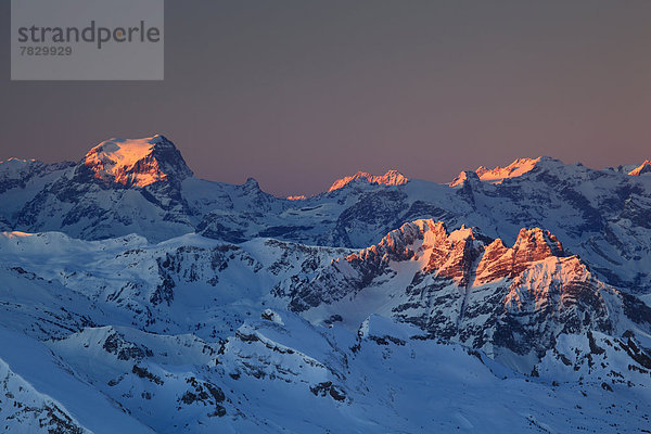 Kälte  Panorama  Europa  Schneedecke  Berg  Winter  Himmel  Schnee  Alpen  blau  pink  Ansicht  Sonnenlicht  Westalpen  Bergmassiv  schweizerisch  Schweiz