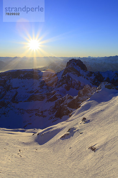 Kälte  Panorama  sternförmig  Europa  Schneedecke  Berg  Winter  Sonnenstrahl  Himmel  Schnee  Alpen  blau  Ansicht  Sonnenlicht  Westalpen  Bergmassiv  Sonne  schweizerisch  Schweiz