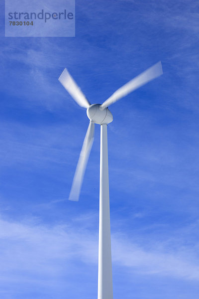 Erneuerbare Energie Alternative Energie Alternativenergie Windturbine Windrad Windräder blauer Himmel wolkenloser Himmel wolkenlos Europa Energie energiegeladen Himmel Umwelt Wind Natur blau Windenergie Umweltschutz Andermatt Elektrizität Strom Stärke Schweiz rad