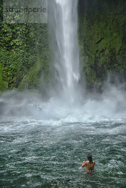 Wasser  Frau  Mensch  Menschen  baden  Schwimmer  Natur  Wasserfall  Mittelamerika  Außenaufnahme  Costa Rica
