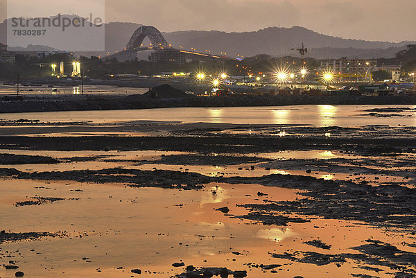 Industrie  Großstadt  Brücke  Mittelamerika  Altstadt  Abenddämmerung  Panama