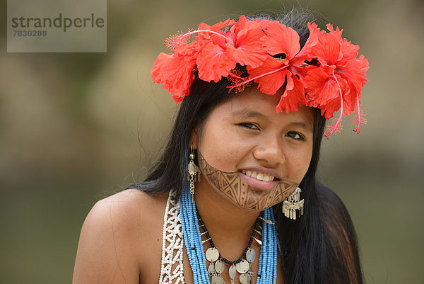 Portrait  Frau  Mensch  Menschen  Großstadt  Tagesausflug  Kultur  Indianer  Tätowierung  Mittelamerika  jung  Ethnisches Erscheinungsbild  Gesichtsbemalung  Panama