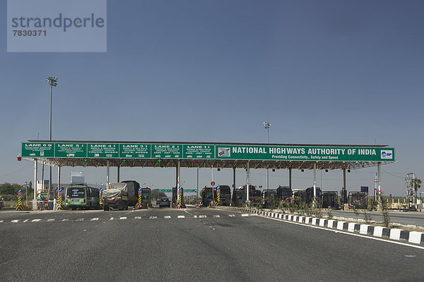 Mautstation einsteigen Überprüfung Eingang Bundesstraße Autobahn Asien Indien neu Steuer Maut Straßenverkehr