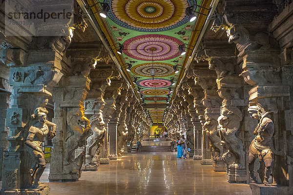 Korridor  Korridore  Flur  Flure  Wahrzeichen  bunt  Kunst  Religion  groß  großes  großer  große  großen  Asien  Decke  Hinduismus  Indien  Madurai  Tamil Nadu