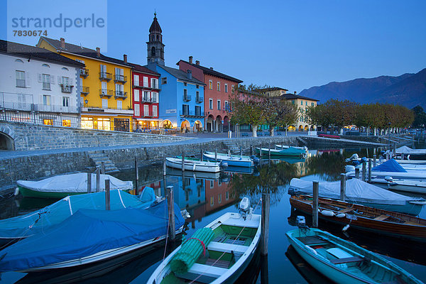 beleuchtet Hafen Europa Wohnhaus Abend Gebäude Boot Kirche Lago Maggiore Ascona Abenddämmerung Schweiz