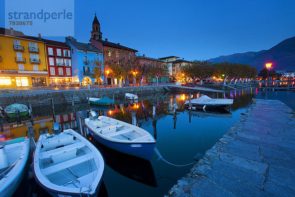 beleuchtet Hafen Europa Wohnhaus Abend Gebäude Boot Kirche Lago Maggiore Ascona Abenddämmerung Schweiz