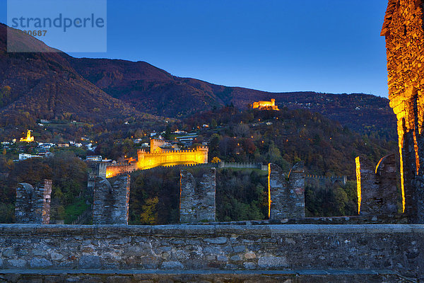 beleuchtet Europa Wand Palast Schloß Schlösser Nacht Wald Holz Herbst Festung Bellinzona Schweiz