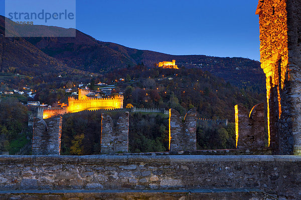 beleuchtet Europa Wand Palast Schloß Schlösser Nacht Wald Holz Herbst Festung Bellinzona Schweiz