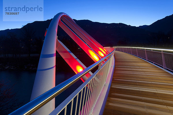 beleuchtet Europa Nacht Brücke Bellinzona Schweiz Weg