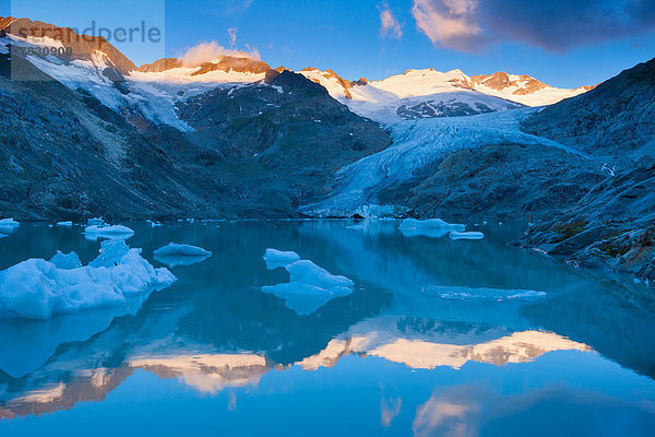 Europa Berg Sonnenaufgang Spiegelung See Eis Gletscher Morgendämmerung Bern Berner Oberland Schweiz Morgenlicht