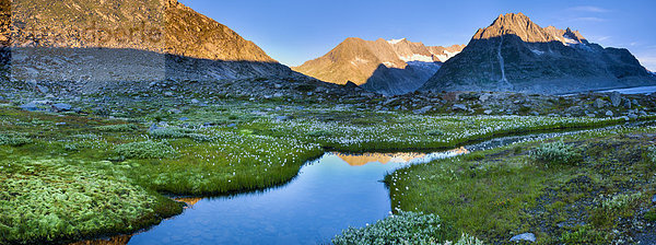 Europa Berg Landschaft Spiegelung See Natur Morgendämmerung UNESCO-Welterbe Wollgras Moos Bergsee Schweiz Morgenlicht