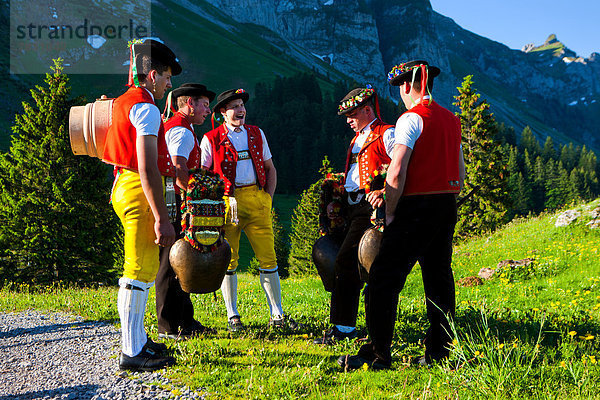 Europa Tradition Berg Gesang Wiese Tracht Prozession Lied Schweiz