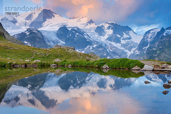 Europa Berg Wolke Spiegelung Morgendämmerung Bern Berner Oberland Bergsee Schweiz Morgenlicht