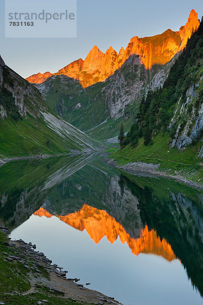 Europa Berg Sonnenaufgang Spiegelung See Morgendämmerung Bergsee Schweiz Morgenlicht