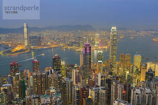 Einkaufszentrum  Skyline  Skylines  Finanzen  Abend  Gebäude  Großstadt  Architektur  Hochhaus  Beleuchtung  Licht  groß  großes  großer  große  großen  Mittelpunkt  China  Asien  Hongkong  modern  Dämmerung