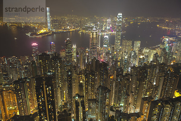 Einkaufszentrum  Skyline  Skylines  Finanzen  Abend  Gebäude  Großstadt  Architektur  Hochhaus  Beleuchtung  Licht  groß  großes  großer  große  großen  Mittelpunkt  China  Asien  Hongkong  modern  Dämmerung