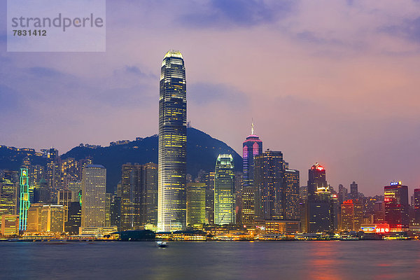 Einkaufszentrum  Panorama  Skyline  Skylines  Finanzen  Abend  Gebäude  Großstadt  Hochhaus  Beleuchtung  Licht  Mittelpunkt  China  Asien  Hongkong  Dämmerung