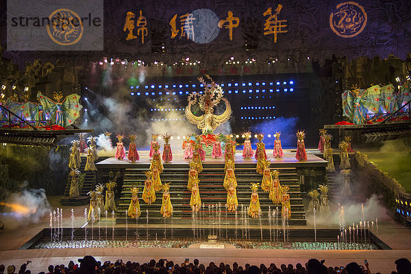 Bühne Theater  Bühnen  Springbrunnen  Brunnen  Fontäne  Fontänen  zeigen  tanzen  Großstadt  bunt  Beleuchtung  Licht  groß  großes  großer  große  großen  Musik  Mädchen  China  Schönheit  Asien  Zierbrunnen  Brunnen  Shenzhen  Show
