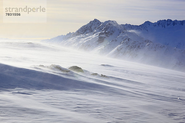 Kälte  blauer Himmel  wolkenloser Himmel  wolkenlos  Panorama  Europa  Berg  Winter  Berggipfel  Gipfel  Spitze  Spitzen  Alpen  Ansicht  Westalpen  Andermatt  Schnee  schweizerisch  Schweiz