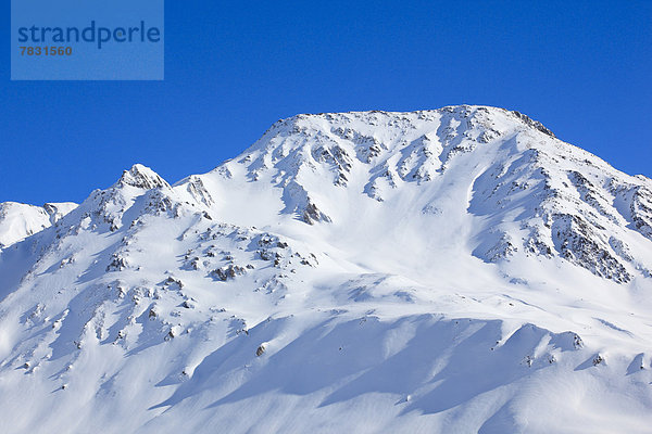 Kälte  blauer Himmel  wolkenloser Himmel  wolkenlos  Panorama  Europa  Berg  Winter  Berggipfel  Gipfel  Spitze  Spitzen  Alpen  Ansicht  Westalpen  Andermatt  Schnee  schweizerisch  Schweiz