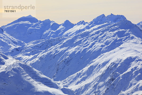 Kälte  blauer Himmel  wolkenloser Himmel  wolkenlos  Panorama  Europa  Berg  Winter  Berggipfel  Gipfel  Spitze  Spitzen  Alpen  Ansicht  Westalpen  Andermatt  Schnee  schweizerisch  Schweiz