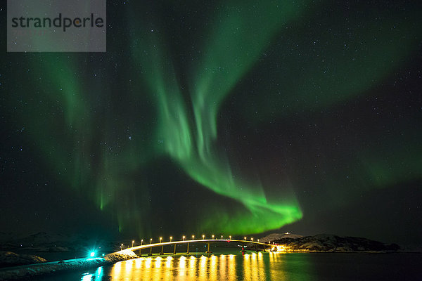 Farbaufnahme  Farbe  Europa  Winter  Nacht  Beleuchtung  Licht  Himmel  grün  Meer  Brücke  Figur  Norwegen  Polarlicht  Naturerscheinung  Sehenswürdigkeit  Arktis  Skandinavien