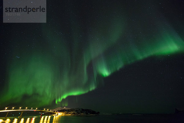 Farbaufnahme  Farbe  Europa  Winter  Nacht  Beleuchtung  Licht  Himmel  grün  Meer  Brücke  Figur  Norwegen  Polarlicht  Naturerscheinung  Sehenswürdigkeit  Arktis  Skandinavien