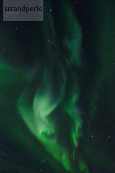 Farbaufnahme  Farbe  Europa  Winter  Nacht  Beleuchtung  Licht  Himmel  grün  Meer  Figur  Norwegen  Polarlicht  Naturerscheinung  Sehenswürdigkeit  Arktis  Sonnenkorona  Korona  Skandinavien