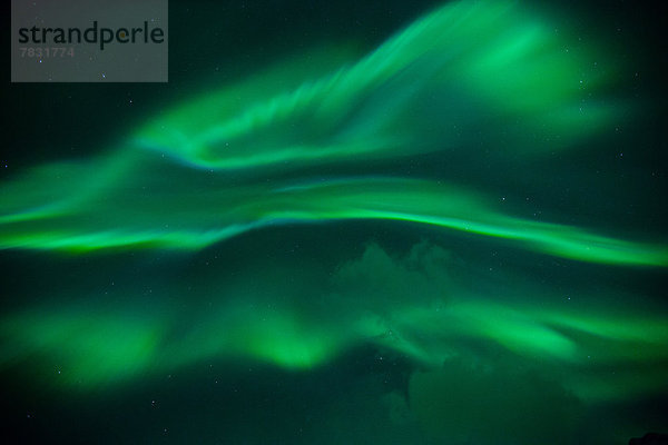 Farbaufnahme  Farbe  Wasser  Europa  Winter  Nacht  Beleuchtung  Licht  Himmel  grün  Meer  Figur  Norwegen  Polarlicht  Naturerscheinung  Sehenswürdigkeit  Arktis  Sonnenkorona  Korona  Fjord  Skandinavien