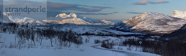 Panorama  Landschaftlich schön  landschaftlich reizvoll  Europa  Berg  Winter  Landschaft  Meer  Natur  Norwegen  Fjord  Skandinavien  Schnee