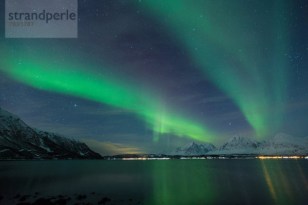 Farbaufnahme  Farbe  Wasser  Europa  Winter  Nacht  Glut  Beleuchtung  Licht  Himmel  grün  Natur  Figur  Norwegen  Polarlicht  Naturerscheinung  Sehenswürdigkeit  Fjord  Skandinavien
