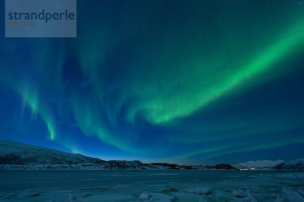 Farbaufnahme  Farbe  Europa  Winter  Nacht  Beleuchtung  Licht  Himmel  grün  Eis  Figur  Norwegen  Polarlicht  Naturerscheinung  Sehenswürdigkeit  Arktis  Skandinavien