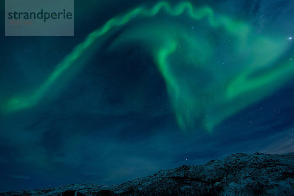 Farbaufnahme  Farbe  Europa  Winter  Nacht  Beleuchtung  Licht  Himmel  grün  Eis  Figur  Norwegen  Polarlicht  Naturerscheinung  Sehenswürdigkeit  Arktis  Skandinavien