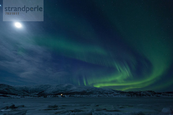 Farbaufnahme  Farbe  Europa  Winter  Nacht  Beleuchtung  Licht  Himmel  grün  Eis  Figur  Norwegen  Mond  Polarlicht  Naturerscheinung  Sehenswürdigkeit  Skandinavien