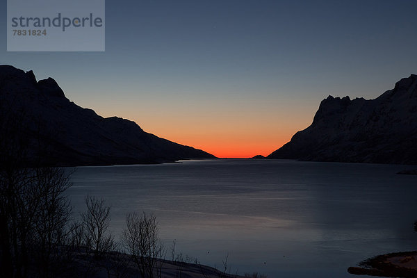 Landschaftlich schön  landschaftlich reizvoll  Europa  Winter  Sonnenuntergang  Beleuchtung  Licht  Landschaft  Meer  Norwegen  Fjord  Stimmung  Skandinavien
