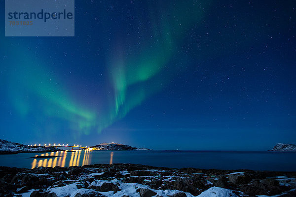 Wasserrand  Farbaufnahme  Farbe  Europa  Winter  Strand  Nacht  Beleuchtung  Licht  Küste  grün  Meer  Brücke  Figur  Norwegen  Polarlicht  Naturerscheinung  Sehenswürdigkeit  Arktis  Skandinavien
