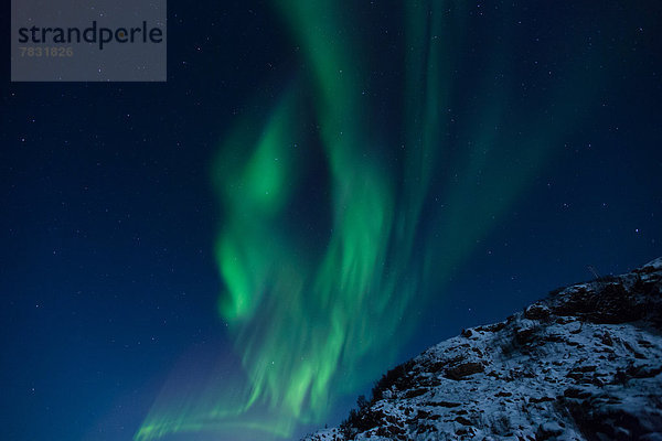 Wasserrand  Farbaufnahme  Farbe  Europa  Winter  Strand  Nacht  Beleuchtung  Licht  Küste  grün  Meer  Figur  Norwegen  Polarlicht  Naturerscheinung  Sehenswürdigkeit  Arktis  Skandinavien