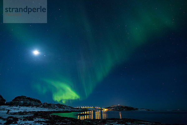 Wasserrand  Farbaufnahme  Farbe  Europa  Winter  Strand  Nacht  Beleuchtung  Licht  Küste  grün  Meer  Brücke  Figur  Norwegen  Mond  Polarlicht  Naturerscheinung  Sehenswürdigkeit  Arktis  Skandinavien