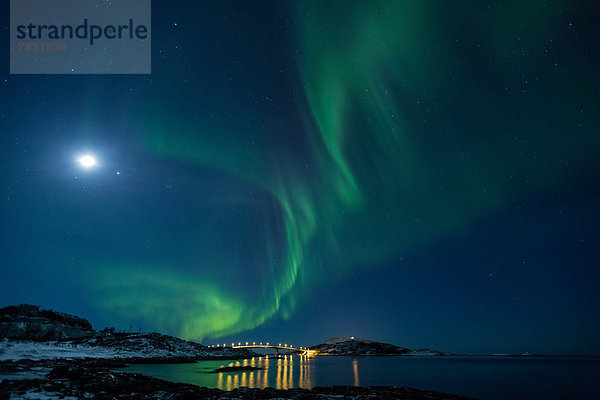 Wasserrand  Farbaufnahme  Farbe  Europa  Winter  Strand  Nacht  Beleuchtung  Licht  Küste  grün  Meer  Brücke  Figur  Norwegen  Mond  Polarlicht  Naturerscheinung  Sehenswürdigkeit  Skandinavien