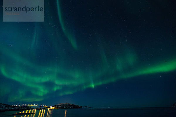 Wasserrand  Farbaufnahme  Farbe  Europa  Winter  Strand  Nacht  Beleuchtung  Licht  Küste  grün  Meer  Brücke  Figur  Norwegen  Polarlicht  Naturerscheinung  Sehenswürdigkeit  Skandinavien