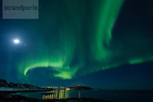 Wasserrand  Farbaufnahme  Farbe  Europa  Winter  Strand  Nacht  Beleuchtung  Licht  Küste  grün  Meer  Brücke  Figur  Norwegen  Mond  Polarlicht  Naturerscheinung  Sehenswürdigkeit  Skandinavien