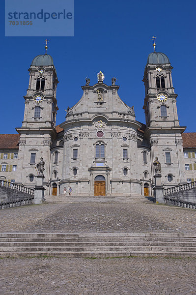 Kreuzgang Europa Tradition Kirche Fassade Hausfassade Statue Ziehbrunnen Brunnen Platz Schweiz